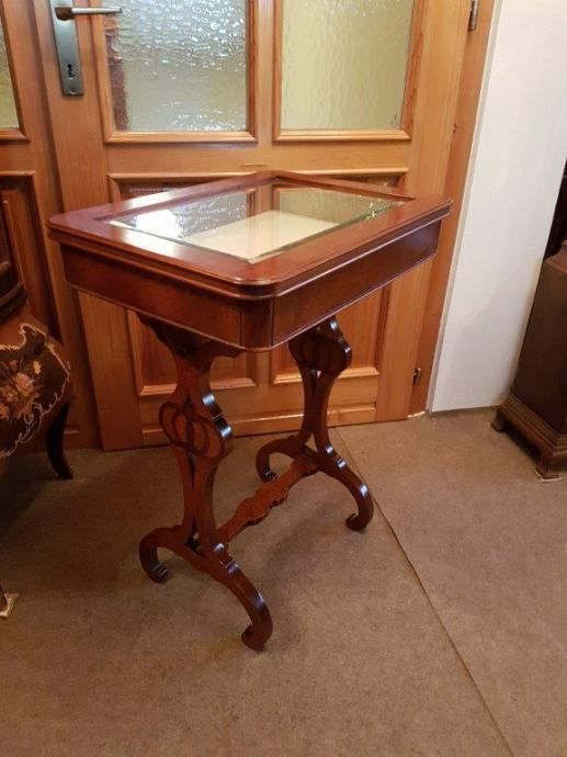 Showroom Table With Glass Tray  Excellent Condition