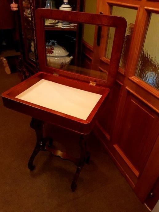 Showroom Table With Glass Tray  Excellent Condition photo vinterior