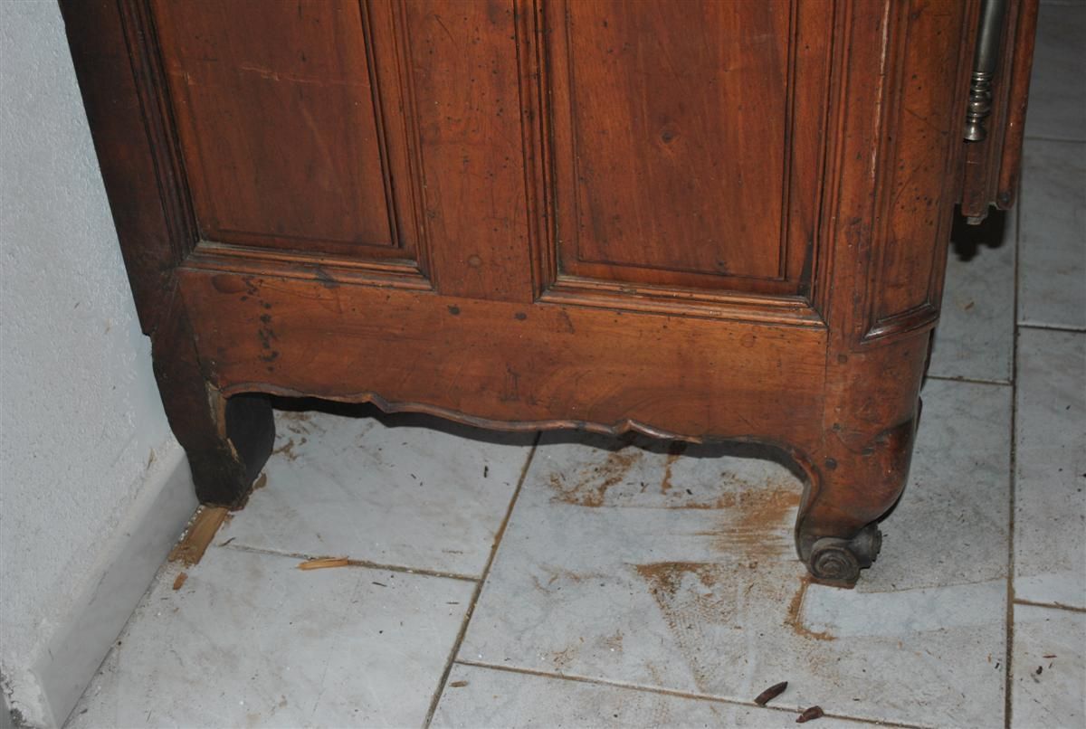 18th Century Walnut Castle Wardrobe photo 4930.0