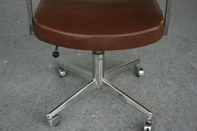 745.0 Executive Chair In Leather 1960 Good Condition photo