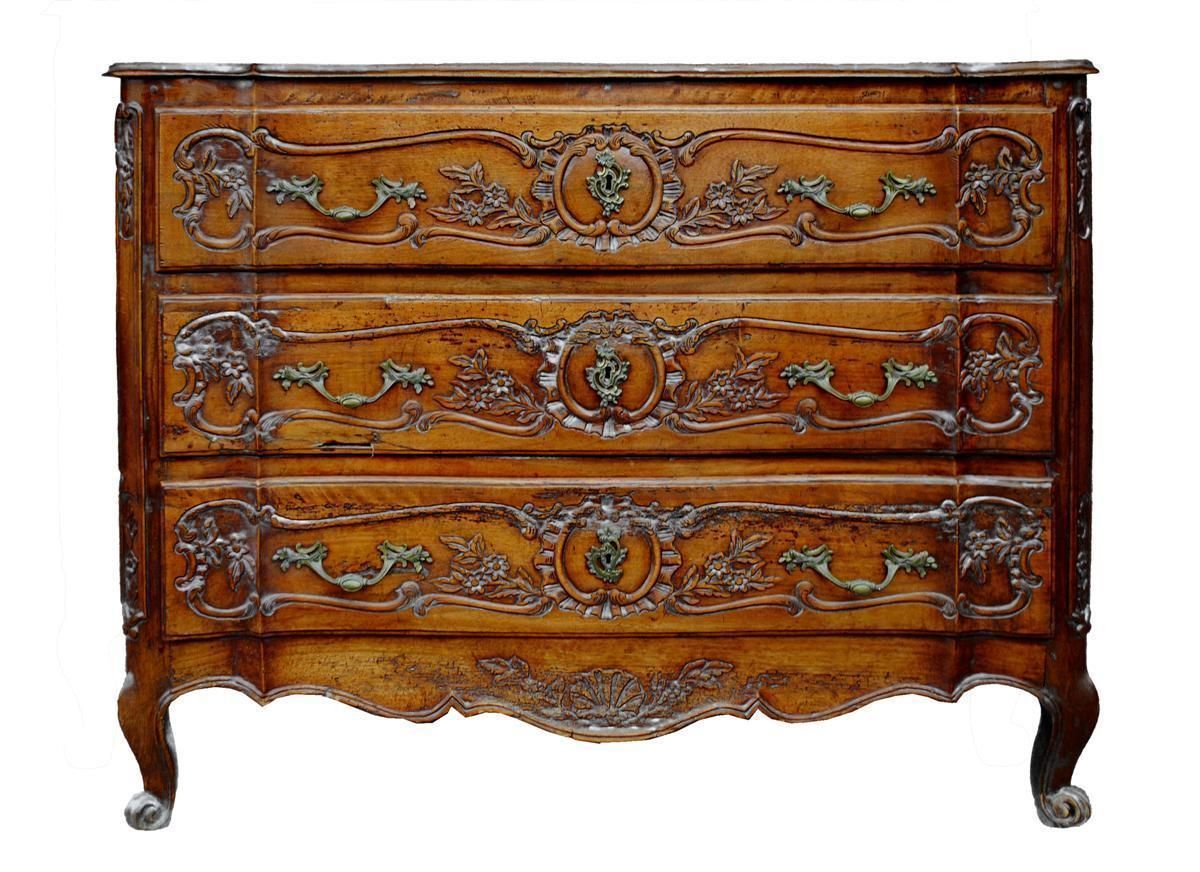 Eighteenth Century Walnut Crossbow Chest Of Drawers