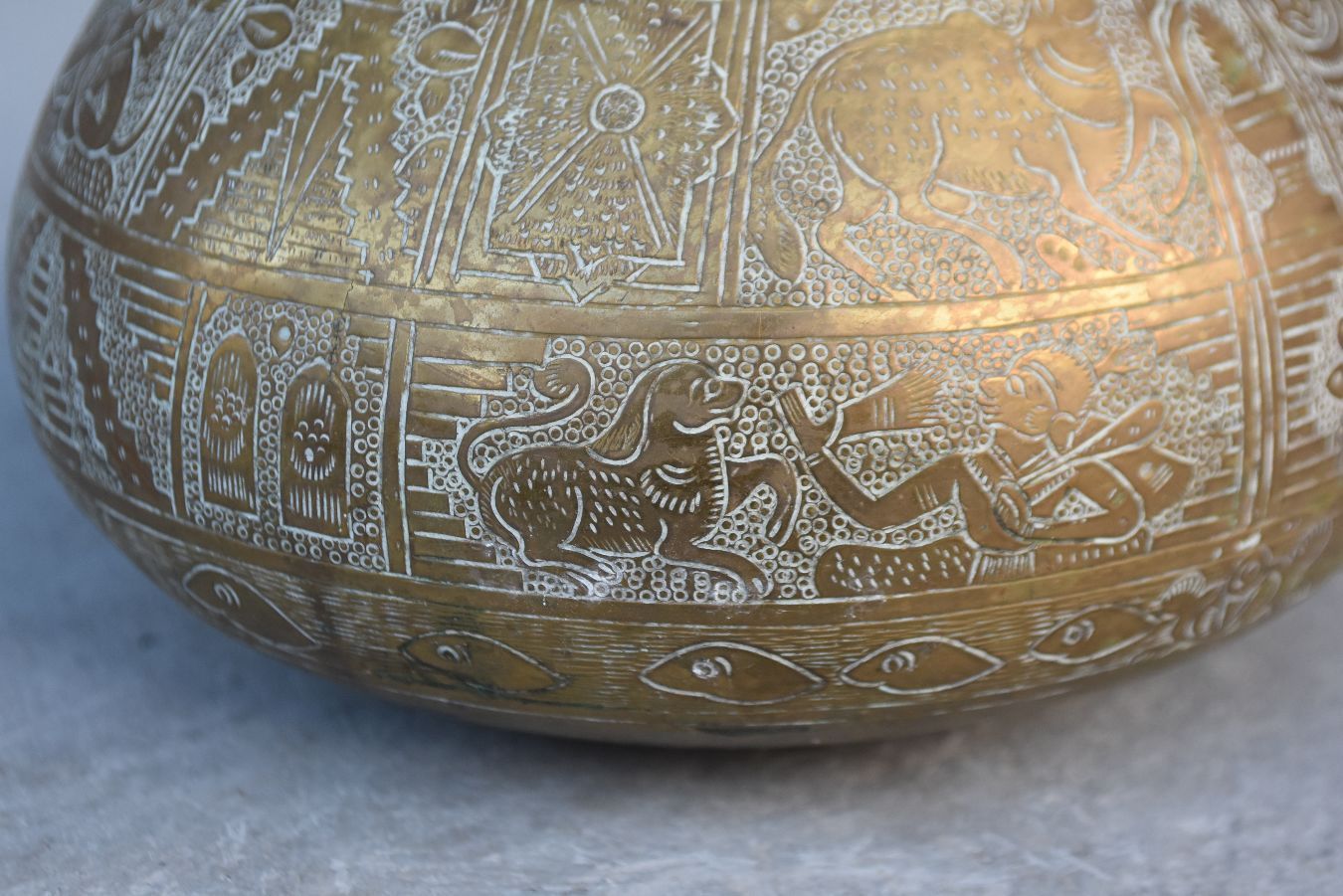 Engraved Copper Vase From The Indies Late 19th Century With Lions photo vinterior