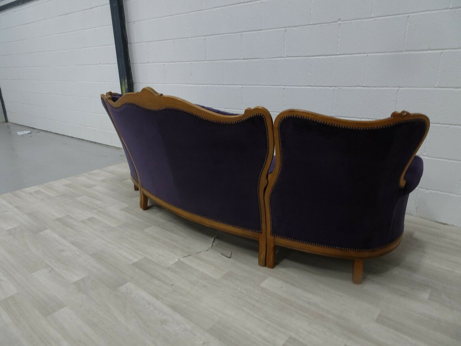 photo furniture Beautiful Carved French Baroque Curved Sofa In Luxurious Lilac Velvet