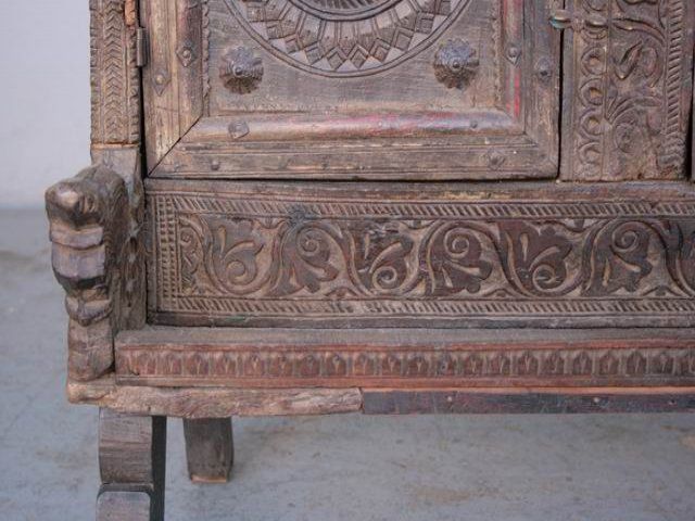 photo vinterior Carved Wooden Chest Of Old Elements