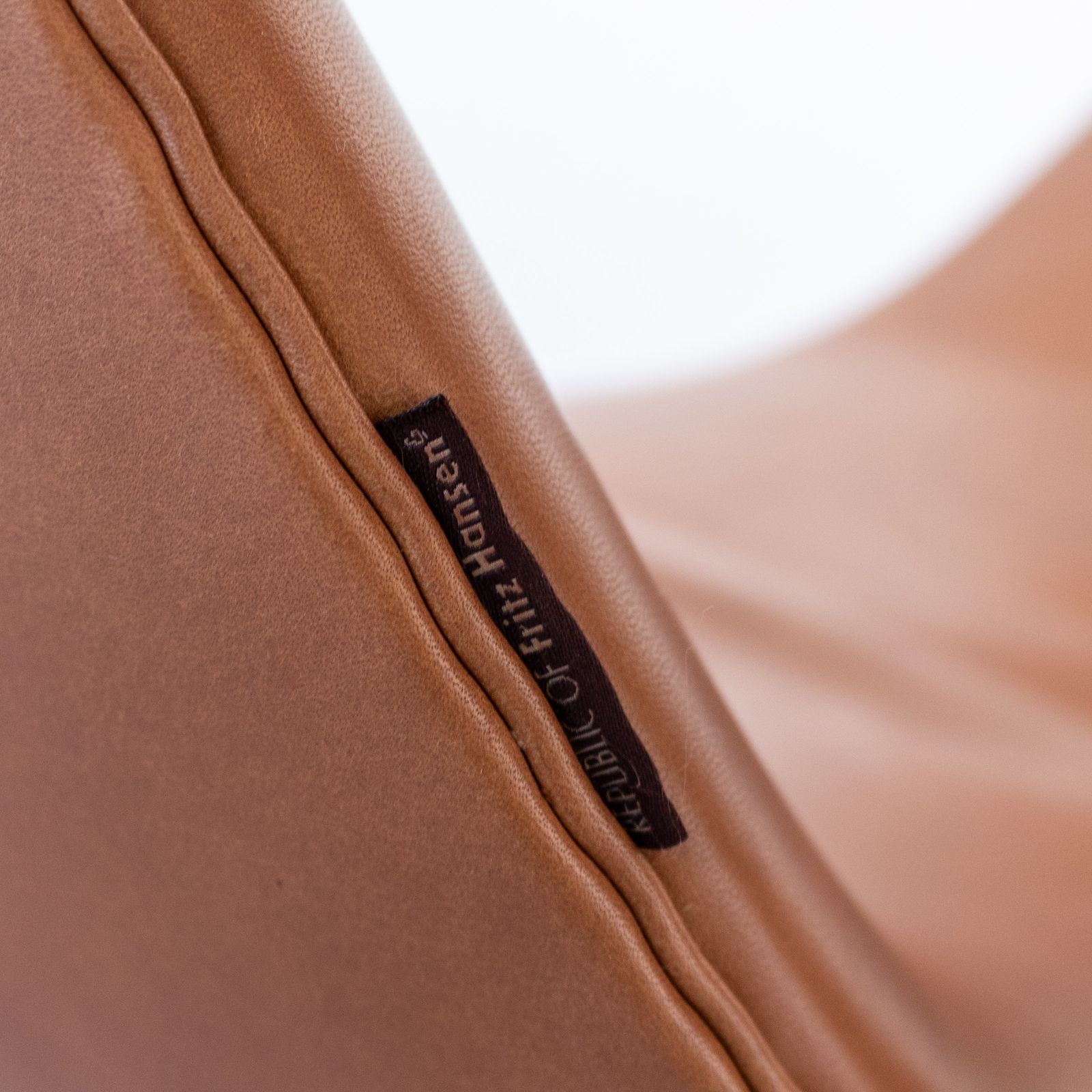 Republic Of Fritz Hansen Swan Chairs In Leather (Sef Of 4) photo Furniture