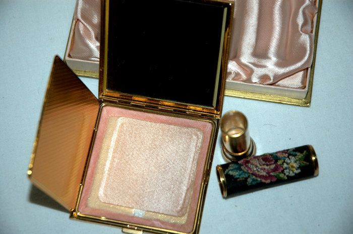 French Pretty Woman Taperstry Set Powder Compact / Lipstick photo 144.0