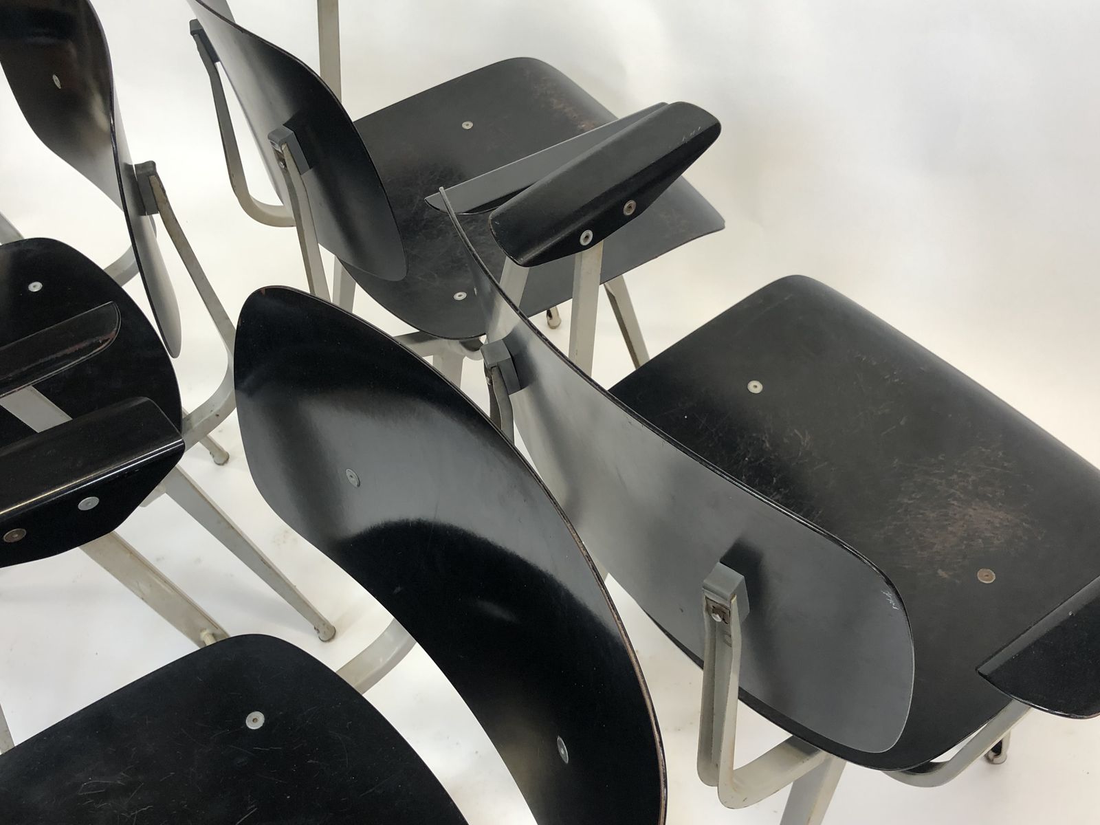 Set Of 4 Vintage Friso Kramer   Chairs Revolt, Chair Ahrend The Circle, Rare photo Furniture