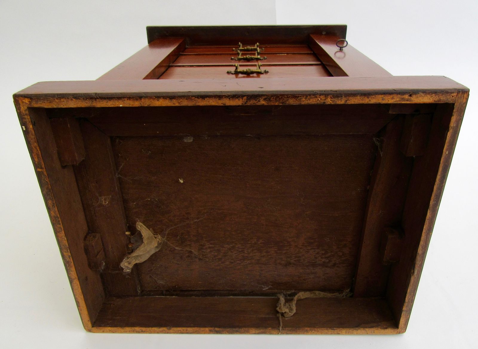 Victorian Apprentice Wellington Chest photo vinterior