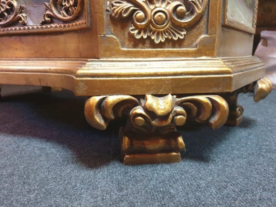 photo vinterior Golden Venetian Chest Of Drawers