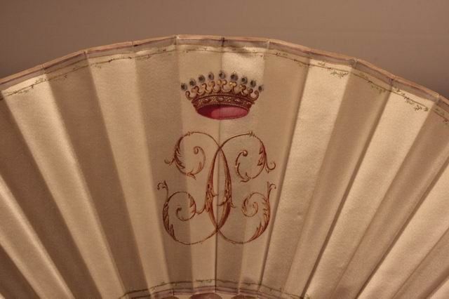 photo furniture Mother Of Pearl And Painted Silk Fan, Xi Xth Century