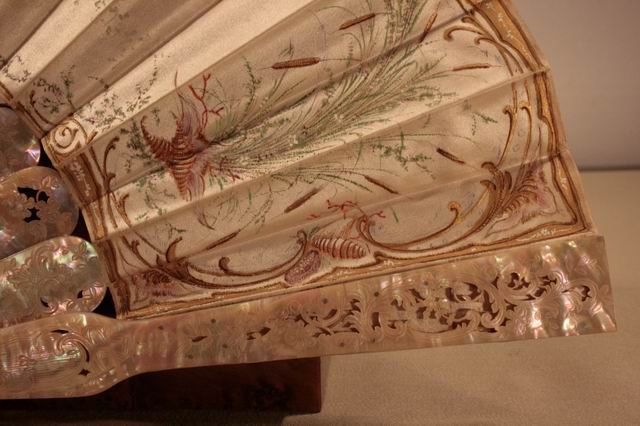 photo vinterior Mother Of Pearl And Painted Silk Fan, Xi Xth Century
