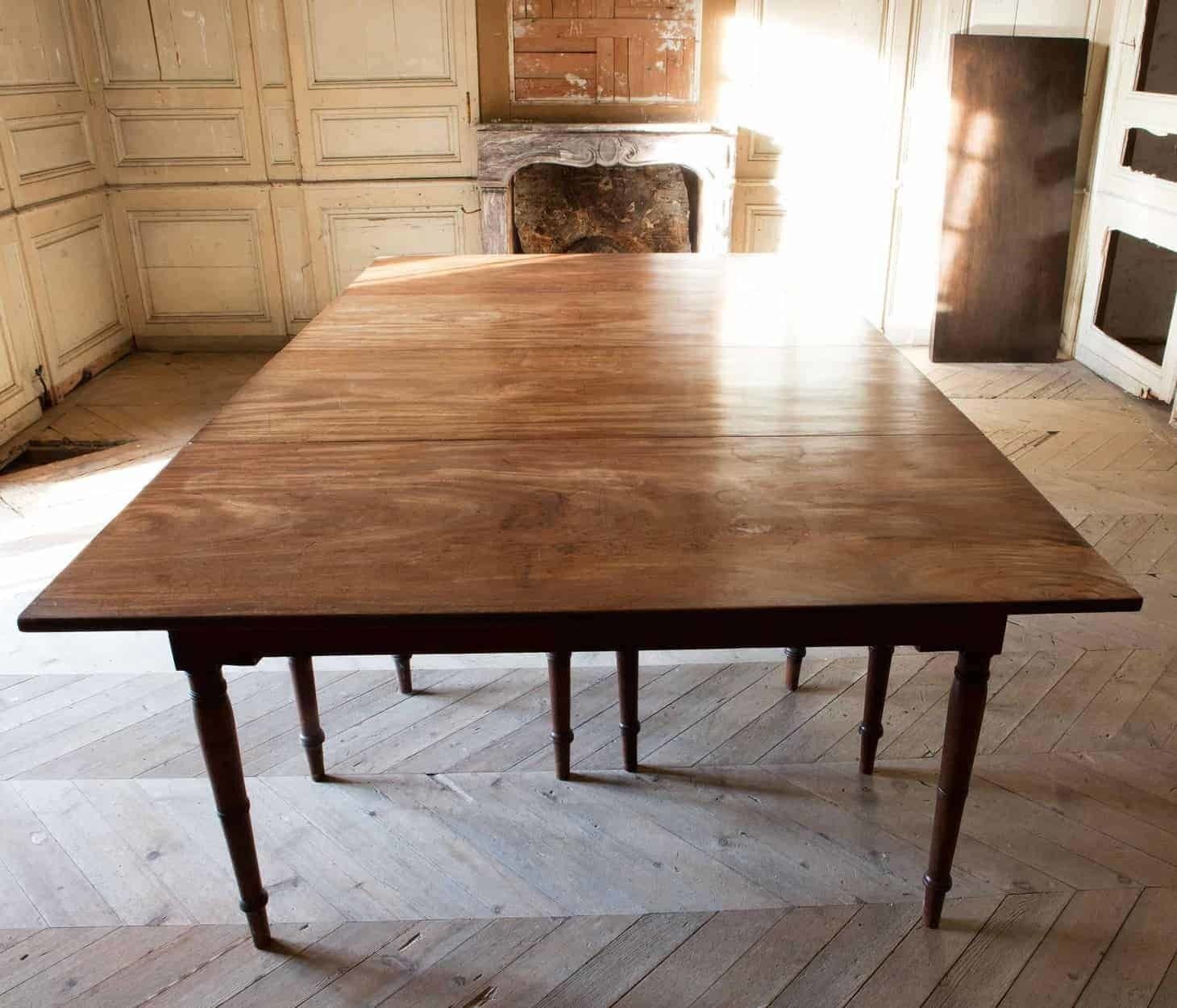 Extendable Dining Table From The Antique Georgian Period In Mahogany