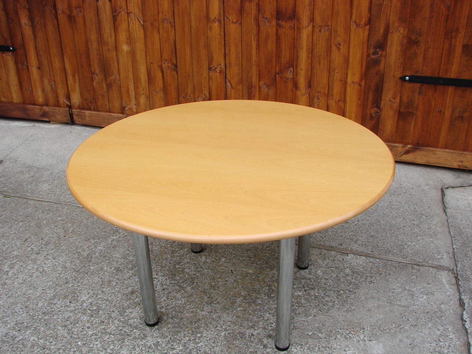 Round Table, 1980s photo vinterior