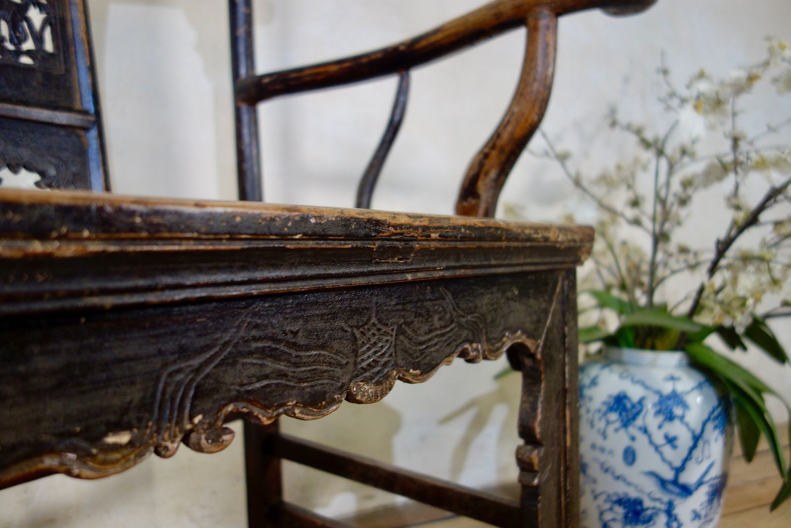 photo vintage 19th Century Elm Chinese Officials Hat Yoke Back Chair