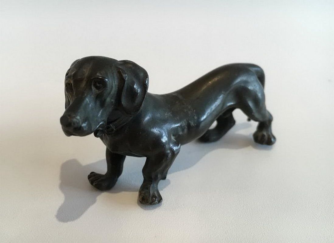 Small Bronze Teckel. Circa 1880 photo vinterior