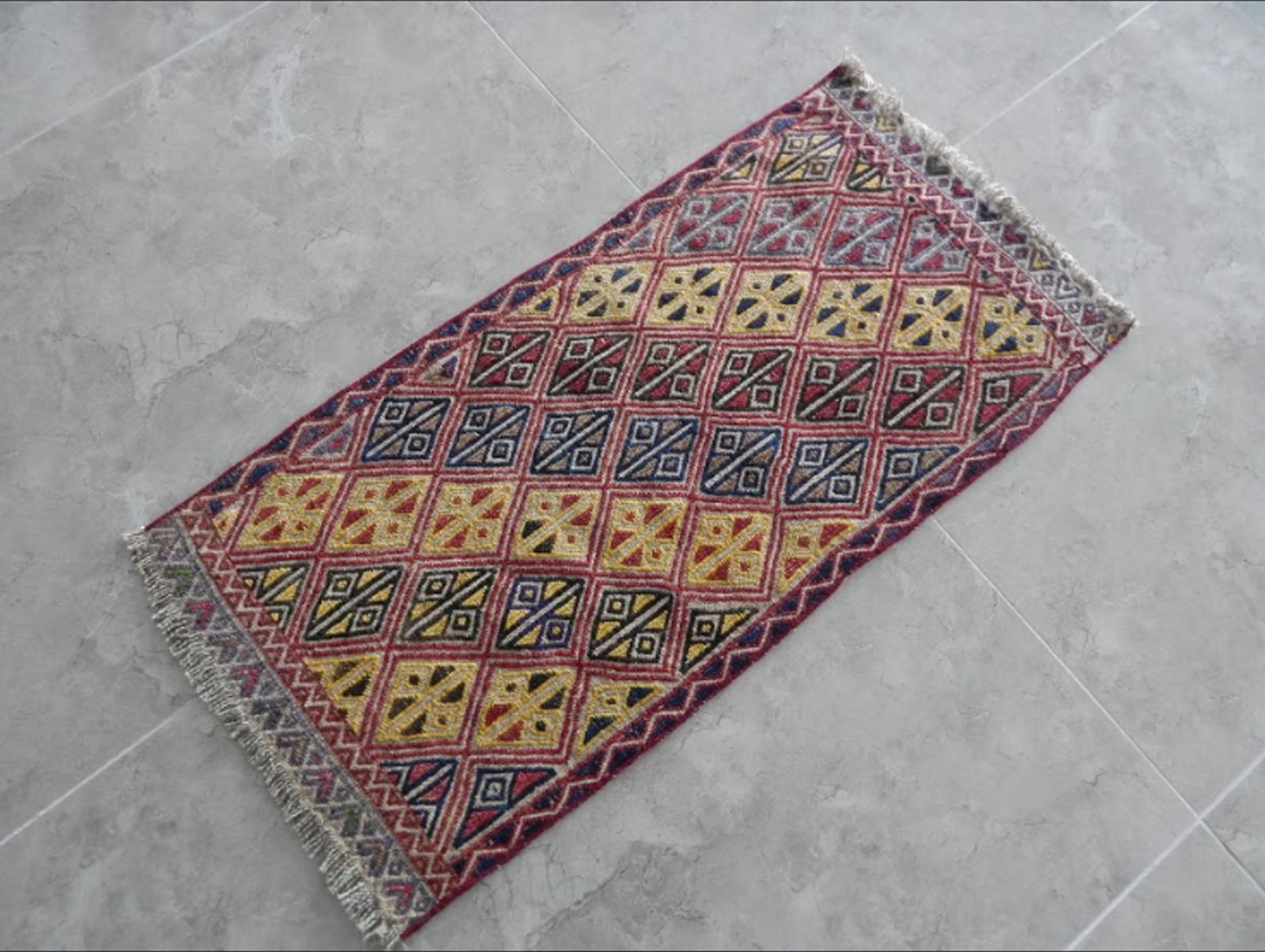 Vintage Turkse Yastik kleine vloerkleed, handgeknoopt, vervaagd, 1′5″ × 2′10″ photo furniture