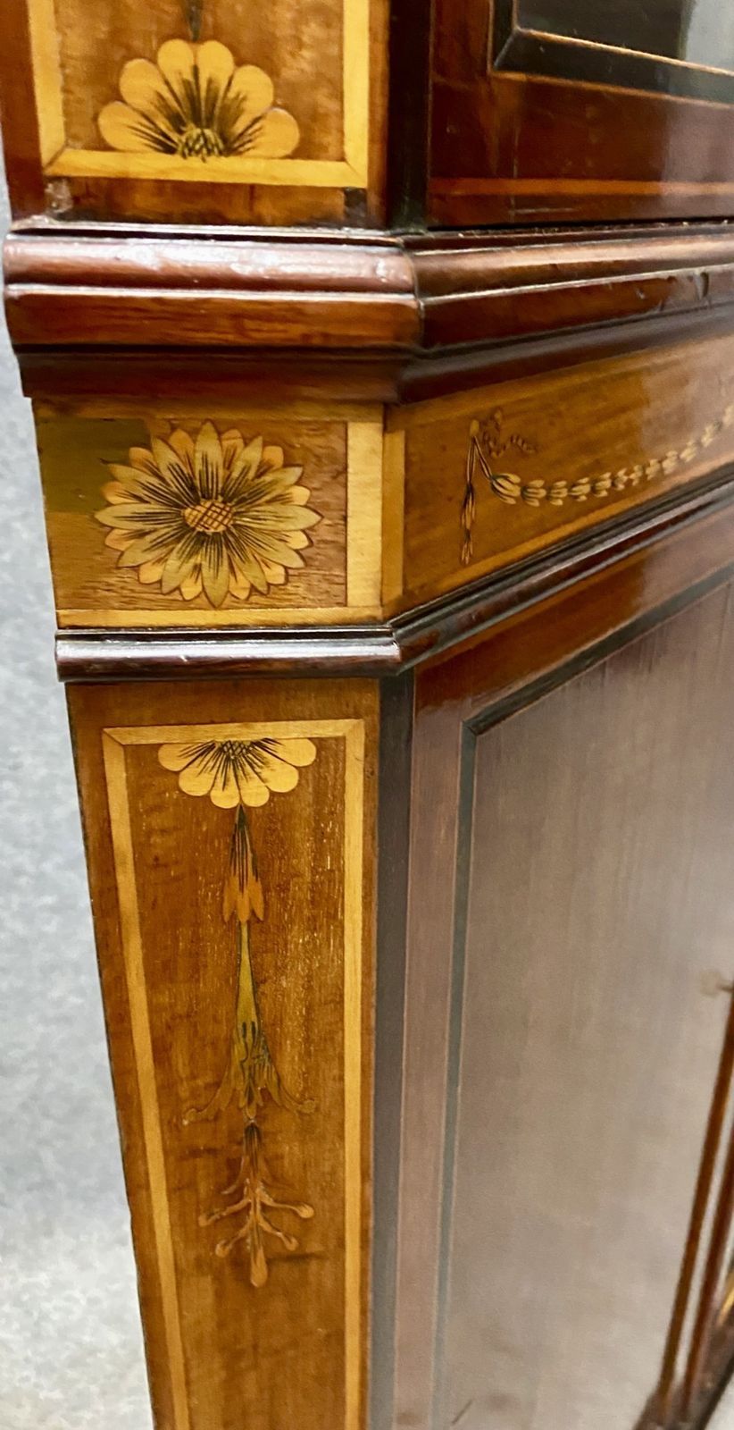 photo vinterior Sheraton Revival Mahogany & Satinwood Inlaid Corner Cabinet