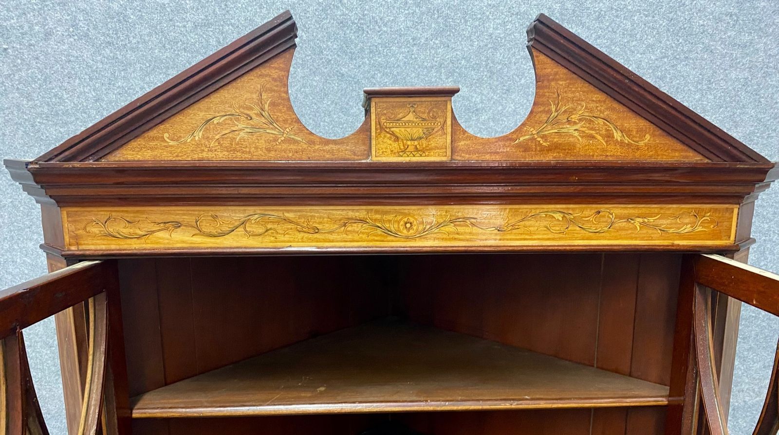 photo vintage Sheraton Revival Mahogany & Satinwood Inlaid Corner Cabinet