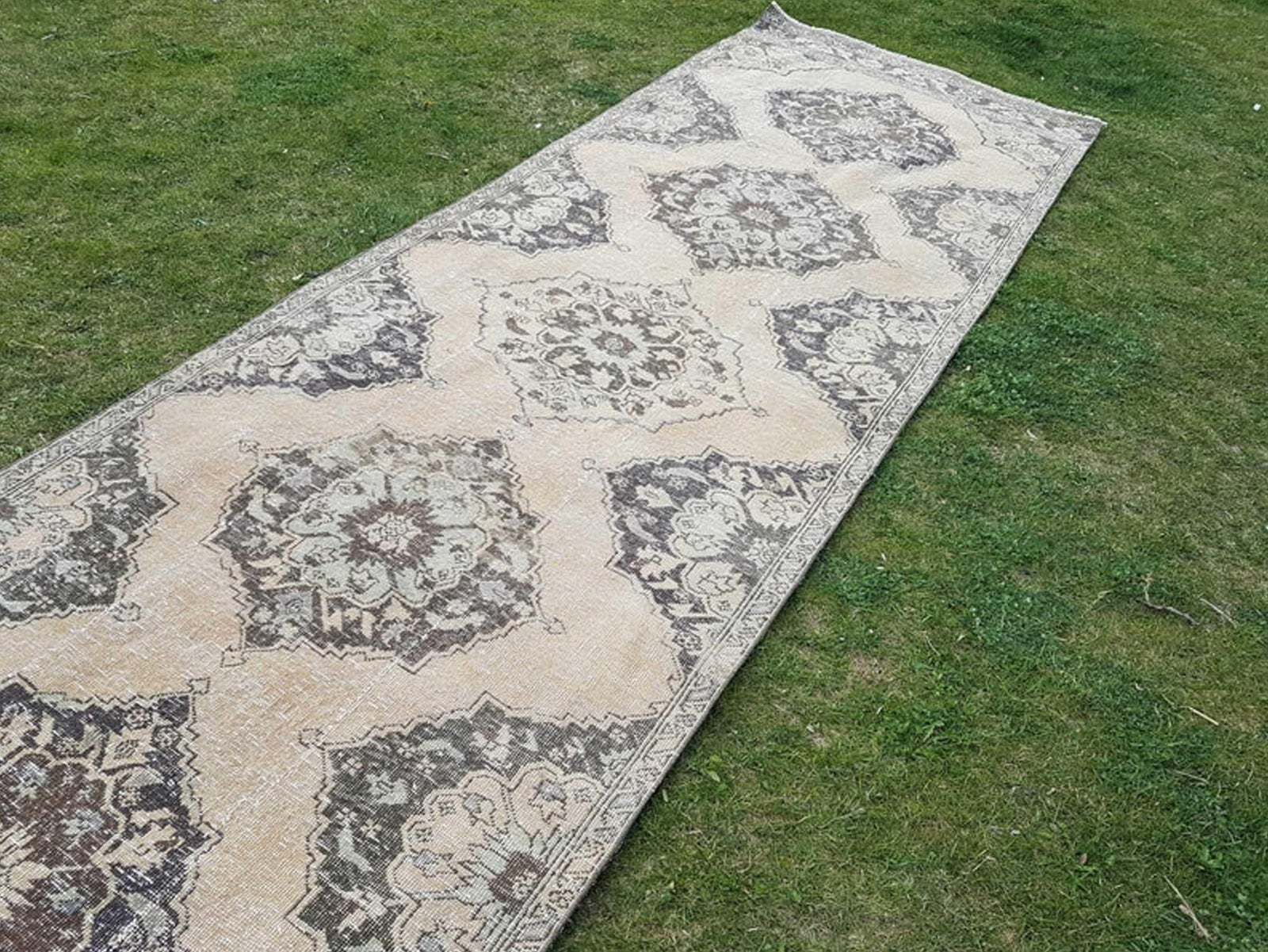 Hedendaags handgeknoopt Turks Oushak-loper met modern tribaal motief in lichte kleuren, extra lange en brede gangloper 3'11'' x 12'12'' photo Textiel