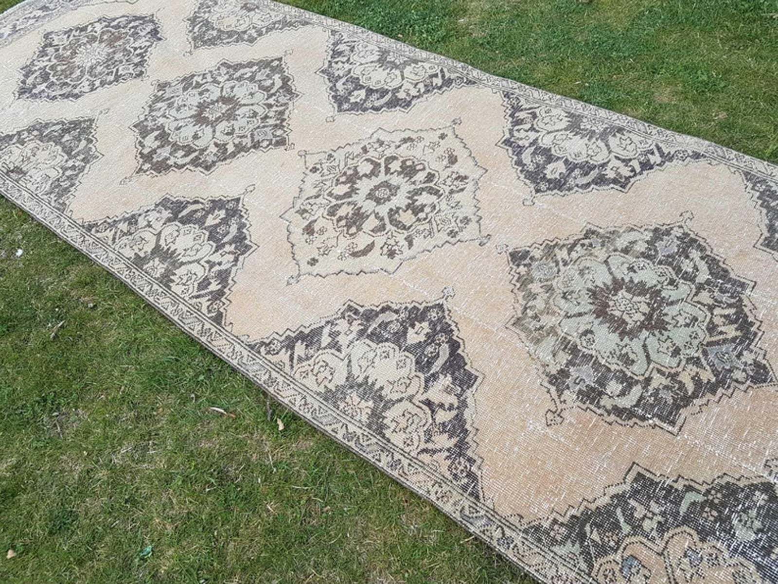Hedendaags handgeknoopt Turks Oushak-loper met modern tribaal motief in lichte kleuren, extra lange en brede gangloper 3'11'' x 12'12'' photo vintage