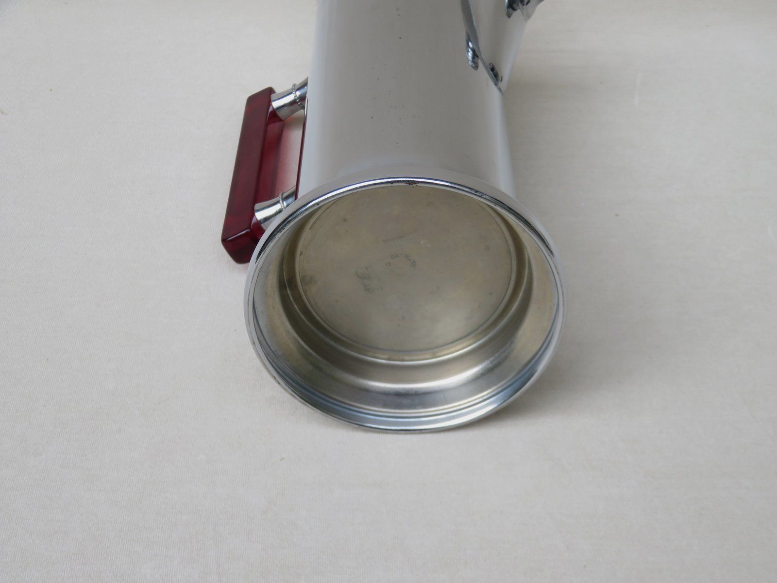 photo vinterior Art Deco Chrome Plated, Red Catalin & Stainless Chrome Shaker