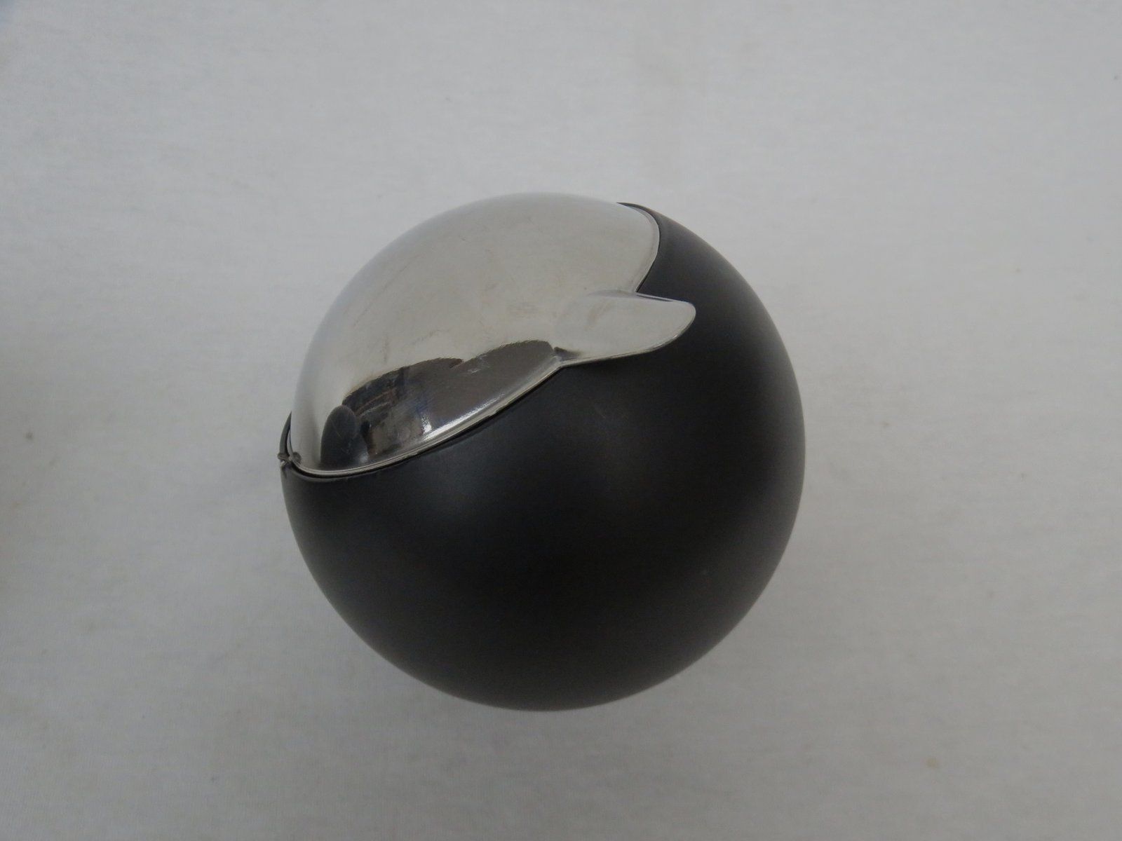 photo for sale Large Model Smokny Ball Ashtrays From F.W. Quist, 1970s, Set Of 3