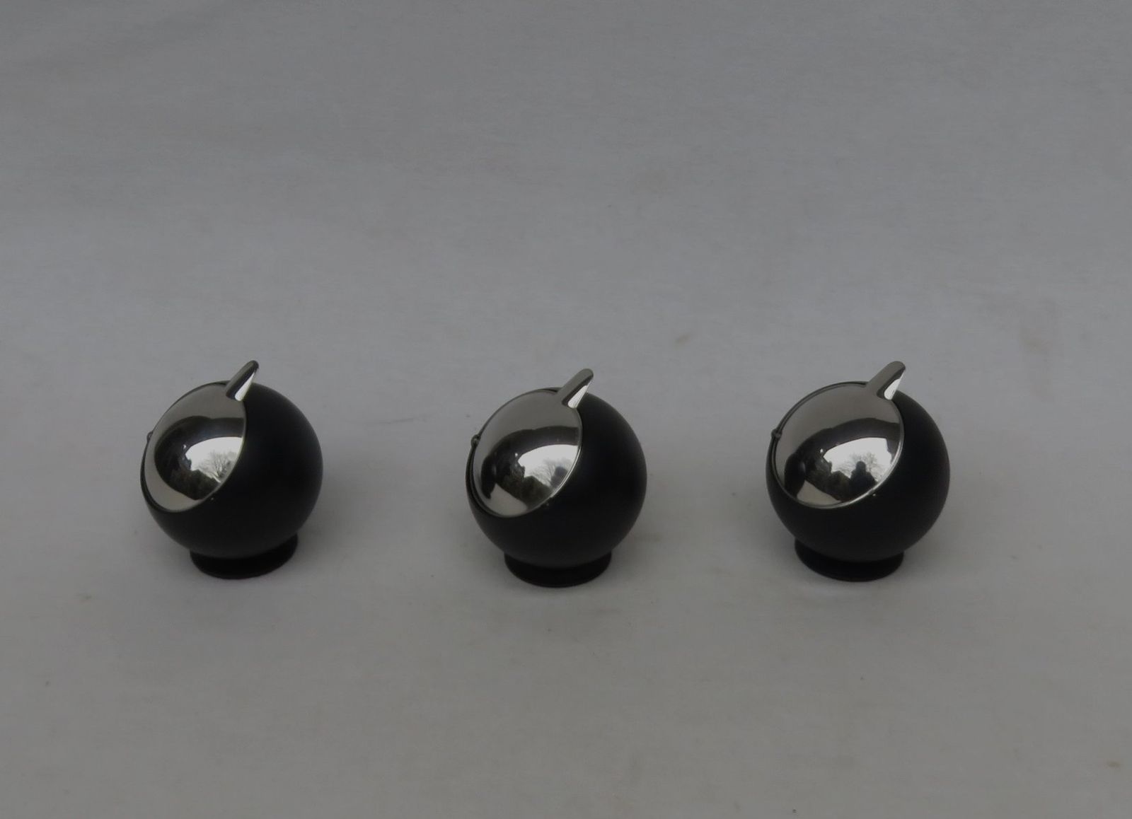 Model Smokny Ball Ashtrays From F.W. Quist   Middle Size, 1970s, Set Of 3 photo buy