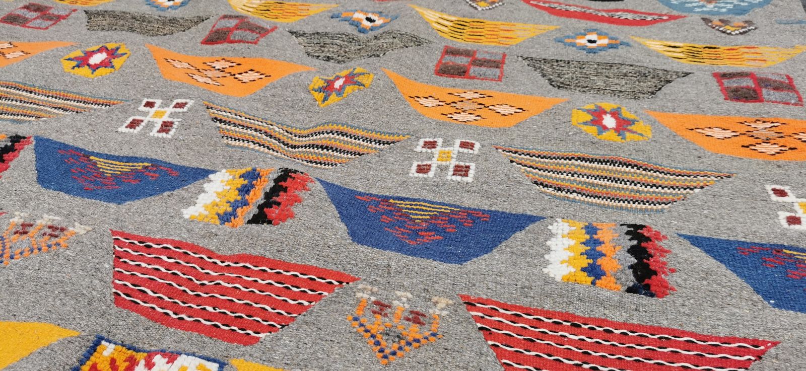 photo buy Hand Woven Moroccan Rug Camel Hair .Hand Ebmroidery 267x156 Cm