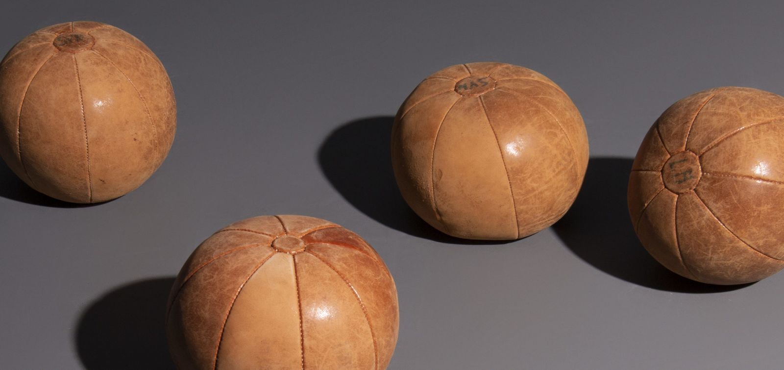 Vintage Medicijnballen Van Donkerbruin Leer, 2 Kg photo 186.0