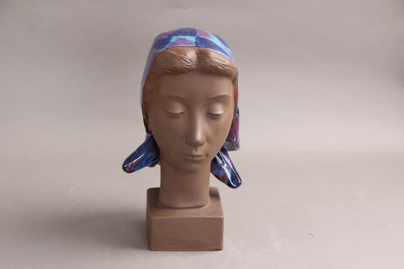 Johannes Hedegaard, Woman. Royal Copenhagen / Aluminia. 2897 159