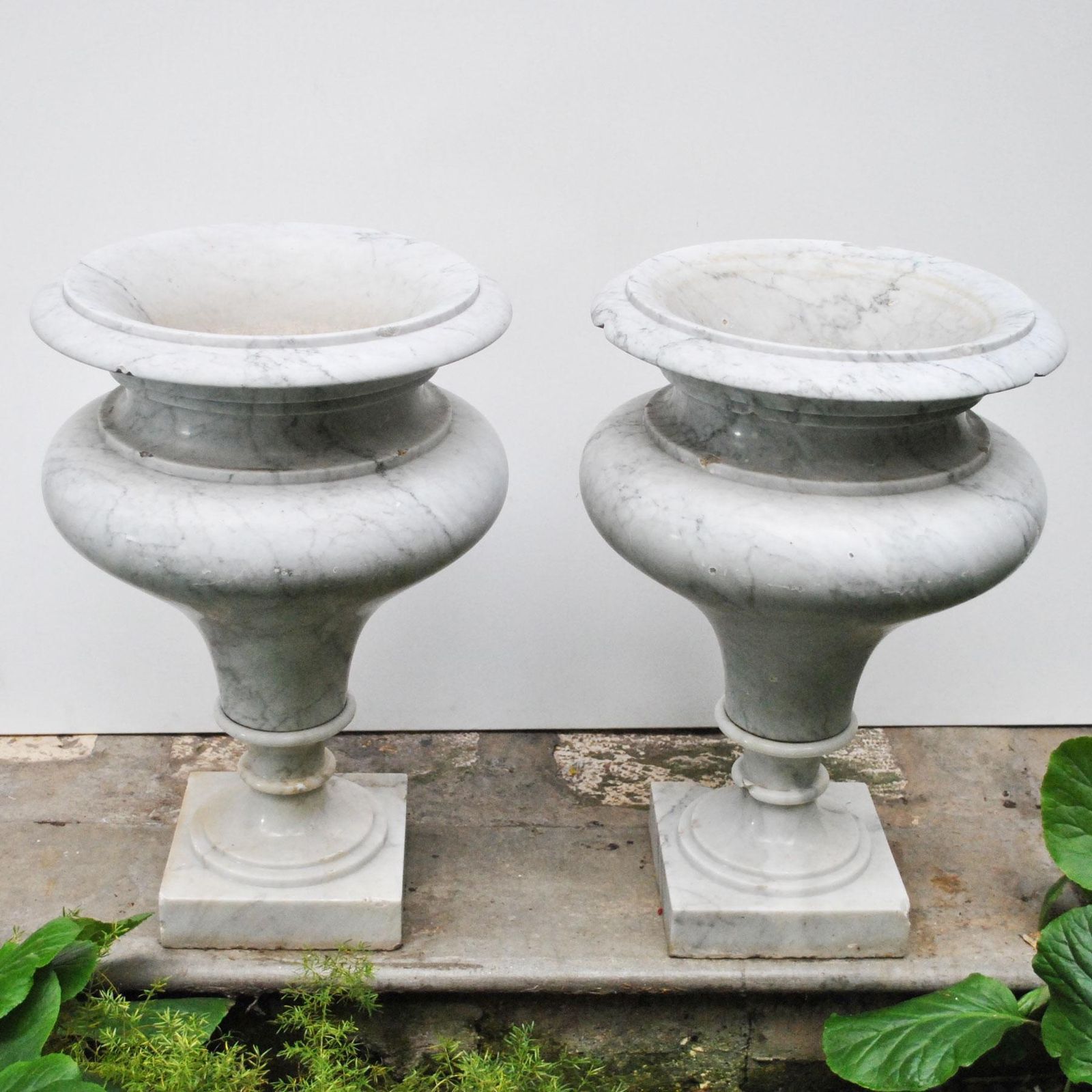 Elegant Pair Of Large Carrara Marble Vases, Period Early 20th Century photo vinterior