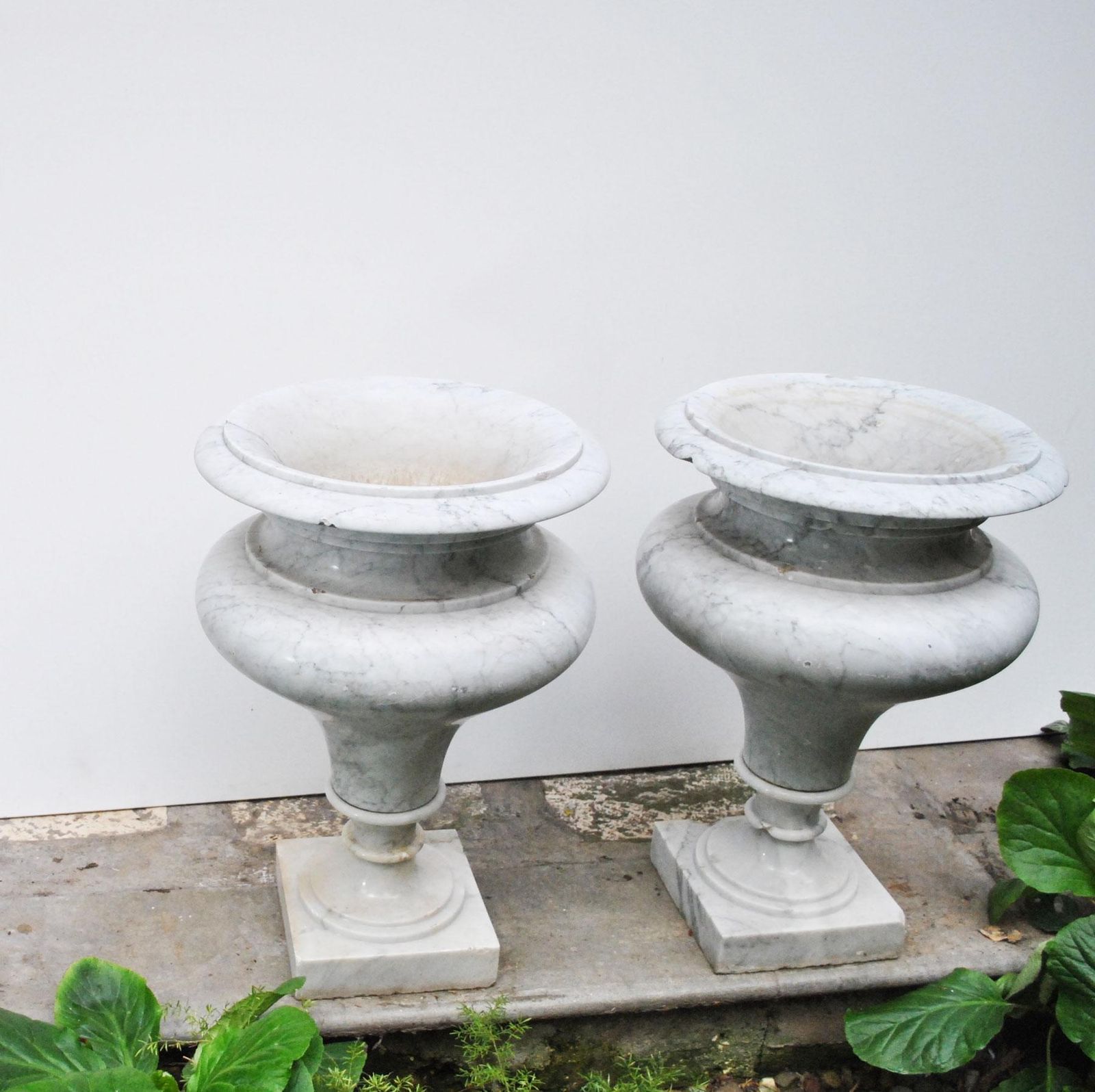 Elegant Pair Of Large Carrara Marble Vases, Period Early 20th Century photo vintage