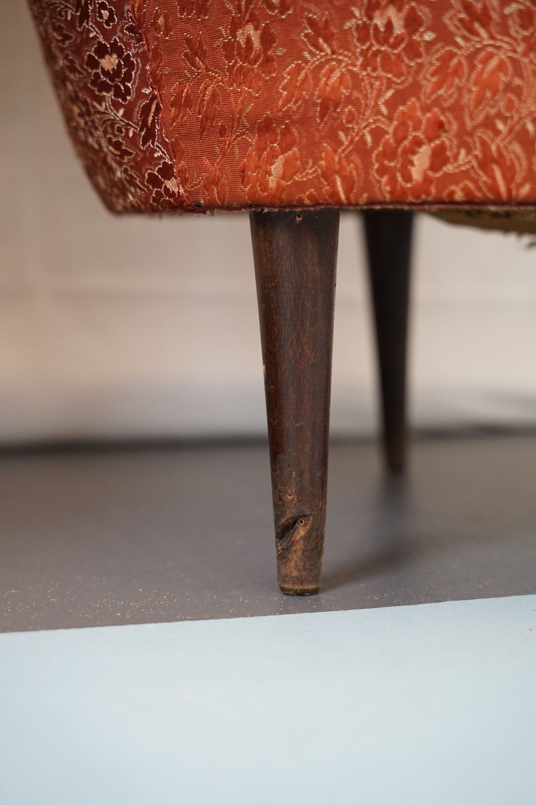 photo vintage Set Of Two Armchairs And One Ottoman In The Manner Of Gio Ponti, Italy 50s.