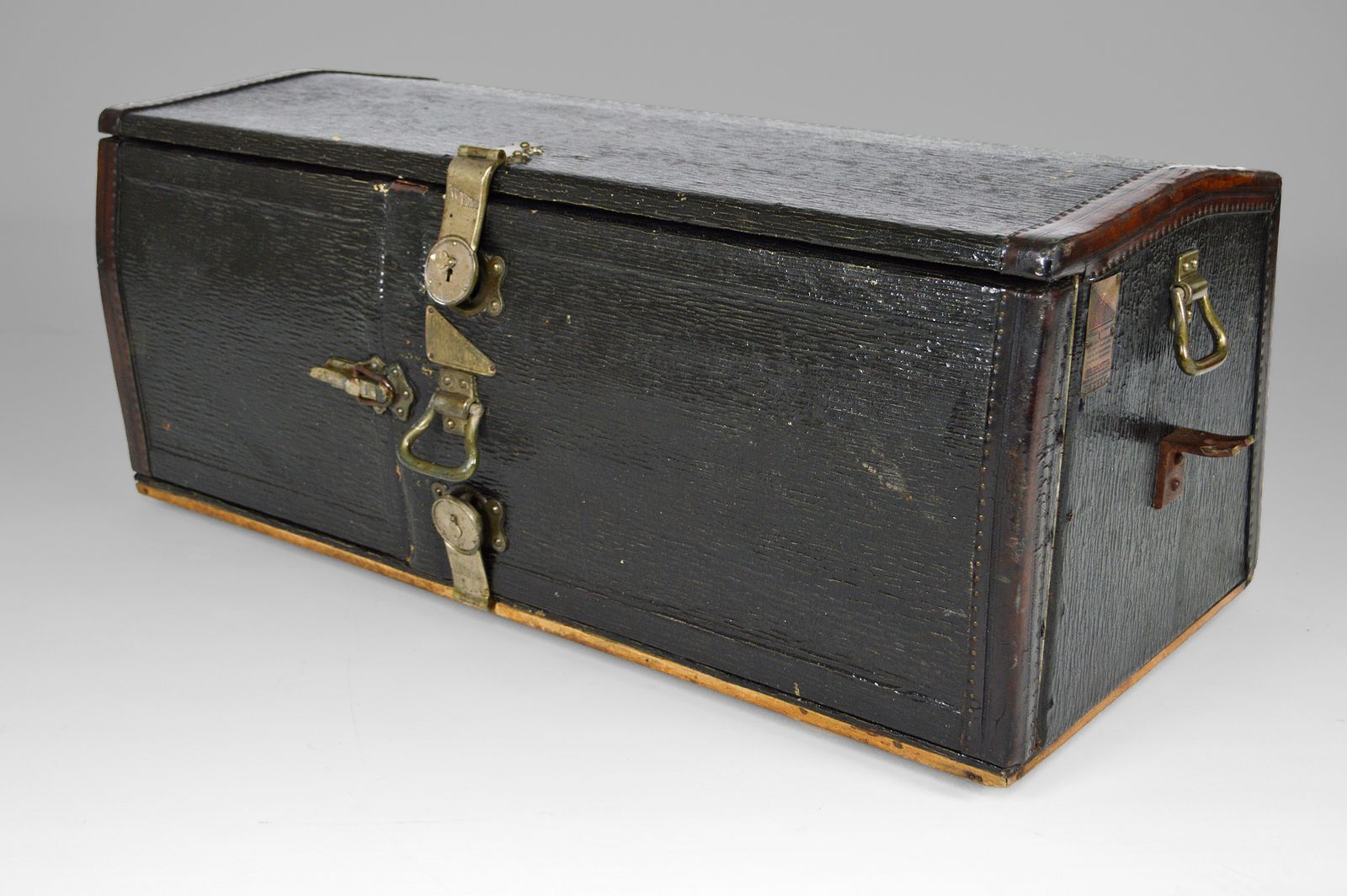 Black Car Trunk, Brand "Innovation", 1920s photo vinterior