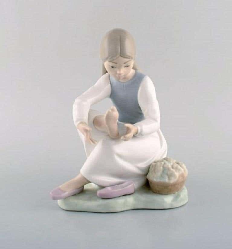Lladro And Nao, Spain, Four Porcelain Figurines Of Children, 1980s 1990s photo vintage