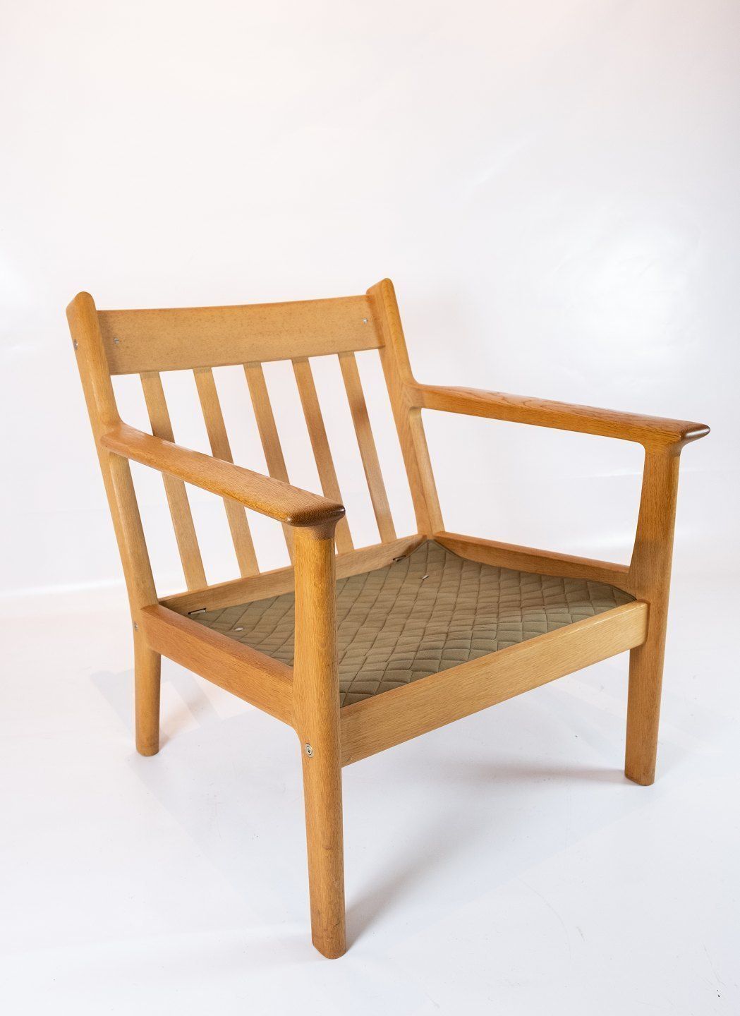 Armchair In Oak And Red Wool Fabric By Hans J. Wegner And Getama From The 1960s. photo vinterior