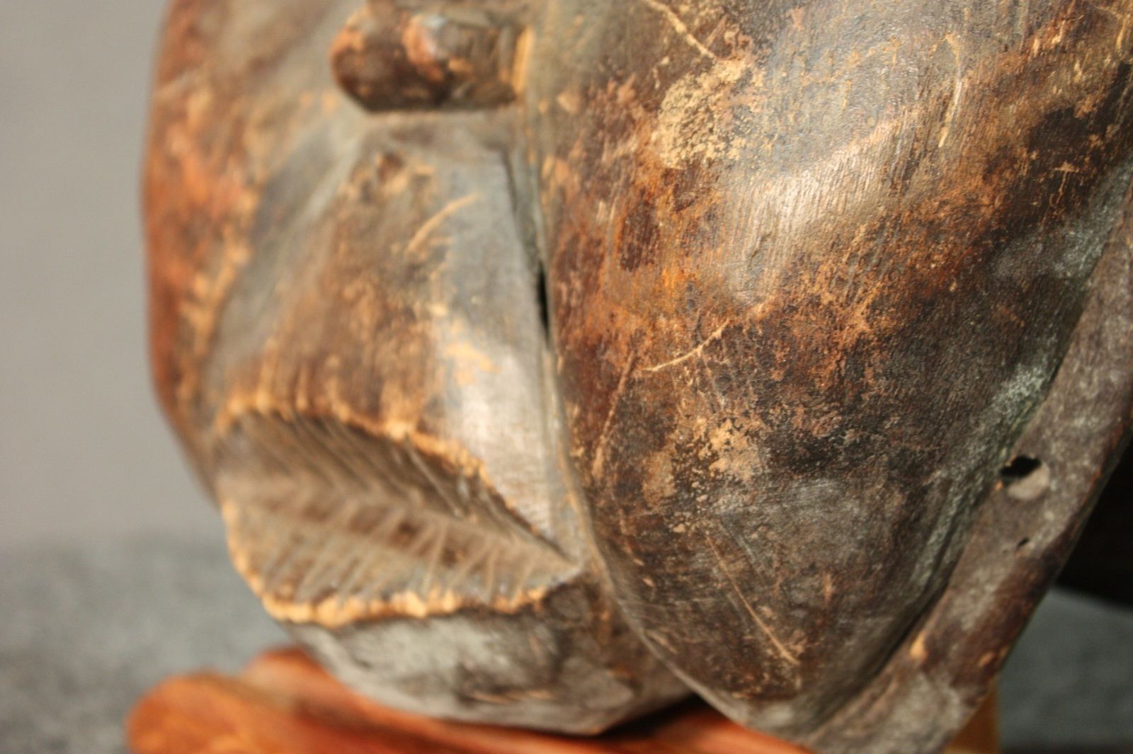 photo vintage African Wooden Carved Mask