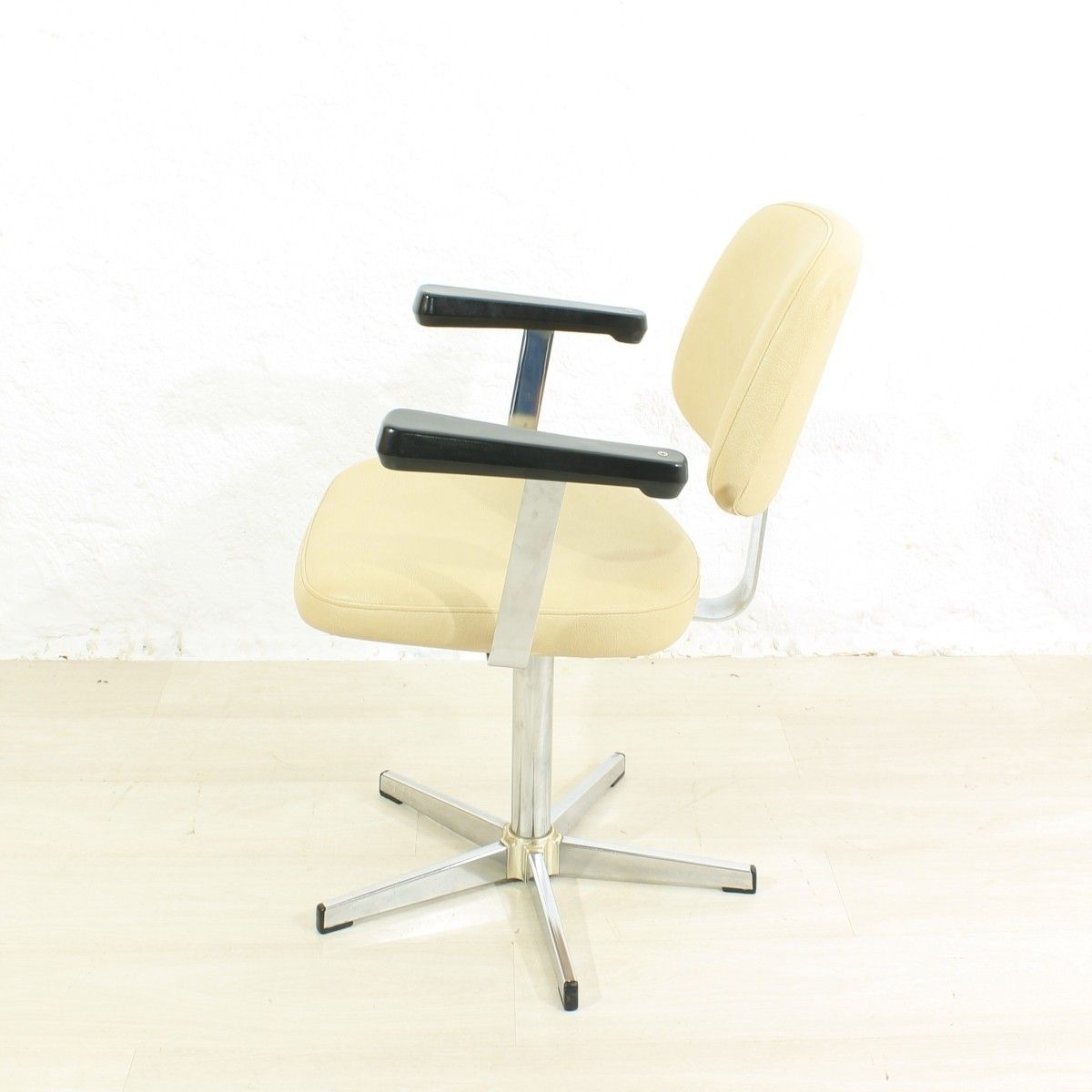 Hair Dresser's Chair photo 152.0
