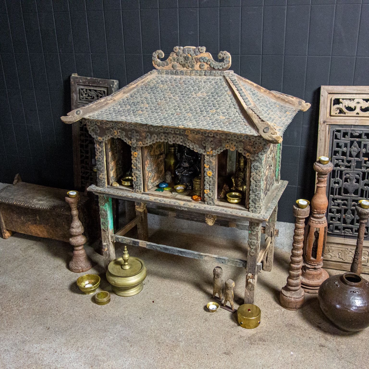 Antiek Tempelhuisje Bezet Met Geluksmunten Uit Bali photo furniture