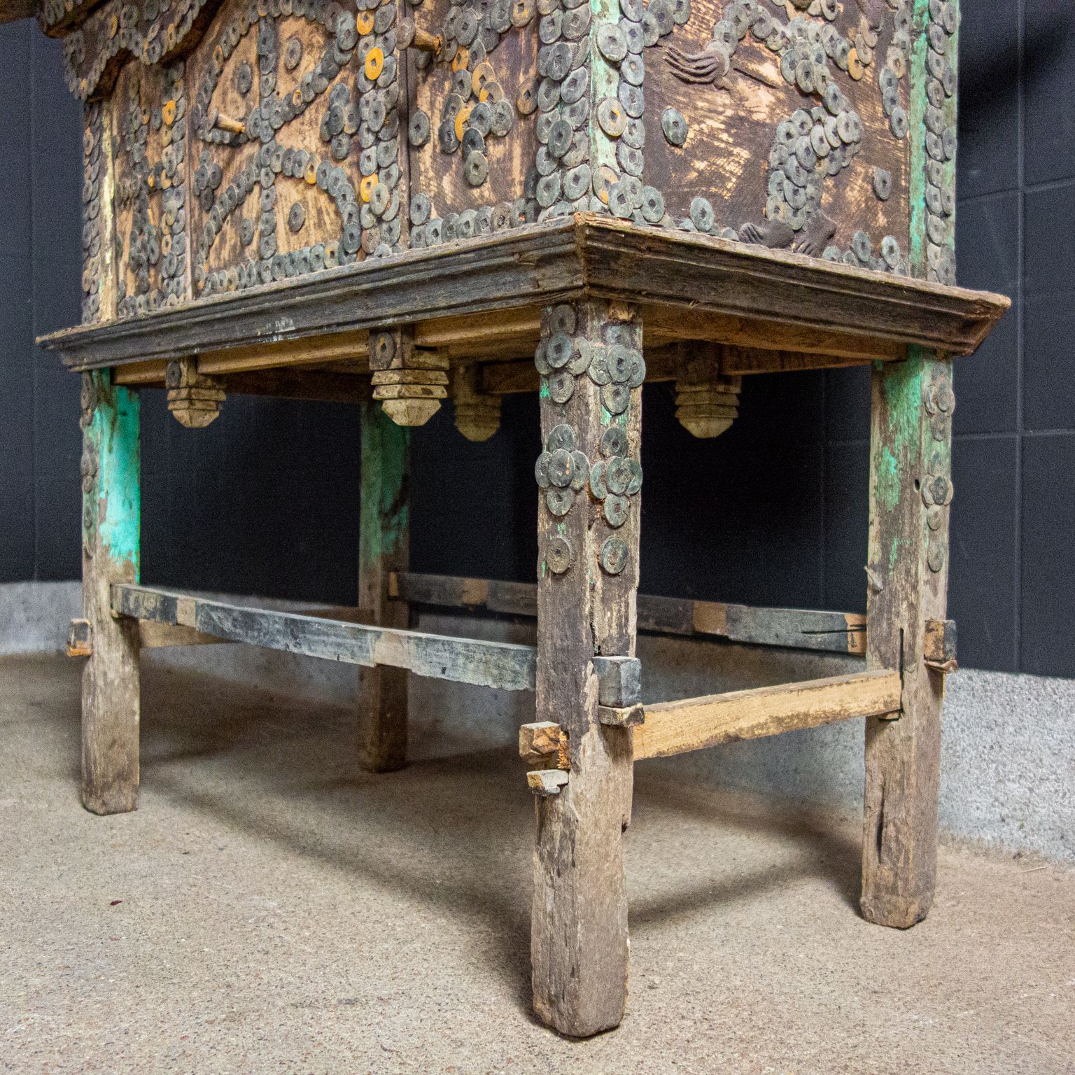 photo furniture Antiek Tempelhuisje Bezet Met Geluksmunten Uit Bali
