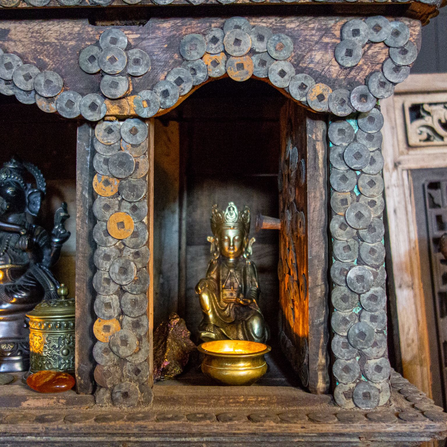 Woonaccessoires Antiek Tempelhuisje Bezet Met Geluksmunten Uit Bali photo