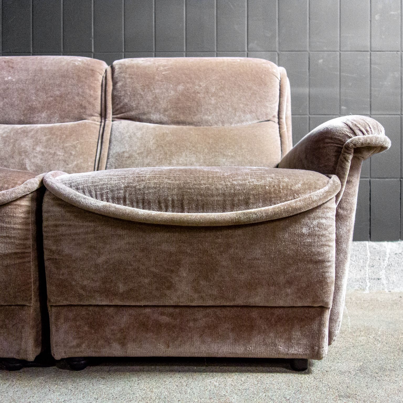 photo for sale Vintage modulaire hoekbank en fauteuils van fluweel – lila – ca. jaren 1970