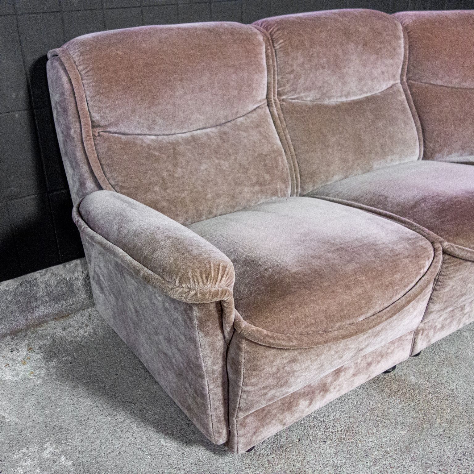 photo vinterior Vintage Modulaire Hoekbank En Fauteuils Van Fluweel – Lila – Ca. Jaren 1970