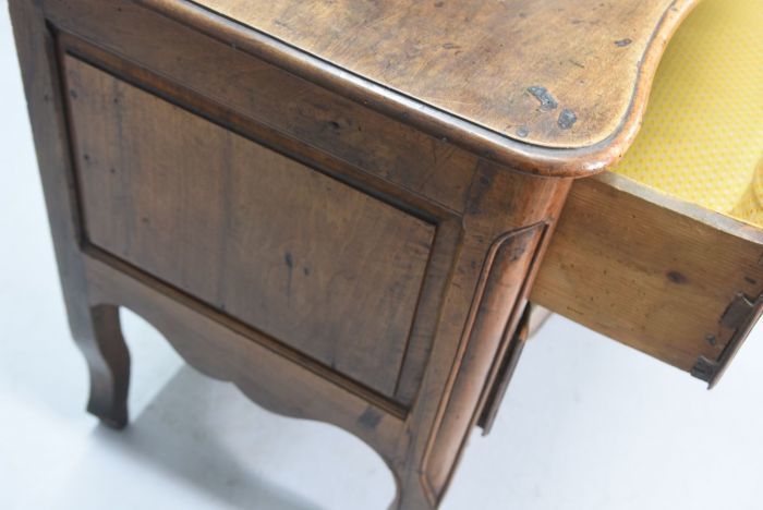 photo furniture 18th Century Walnut Jumping Chest Of Drawers