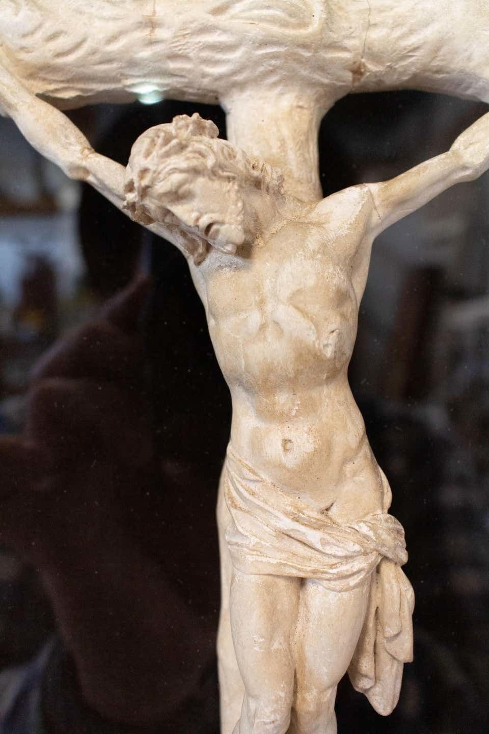 Vitrine crucifix française et cadre ovale, fin du XIXe siècle photo vinterior