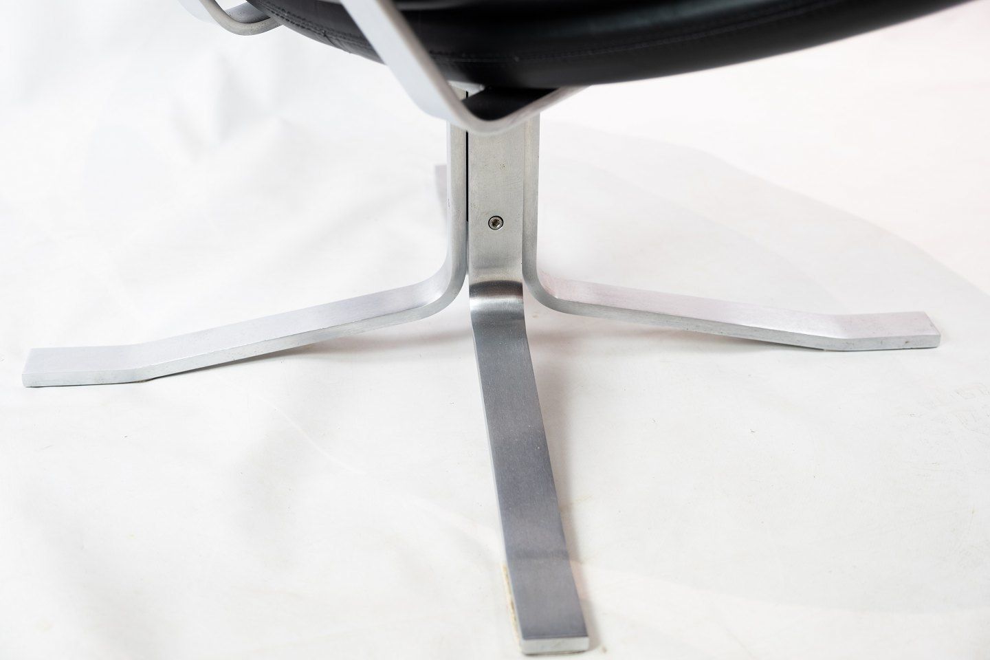 Corona Easy Chair, Model Ej 5, Designed By Poul M. Volther In 1964 And Manufactured At Erik Jørgensen. photo buy