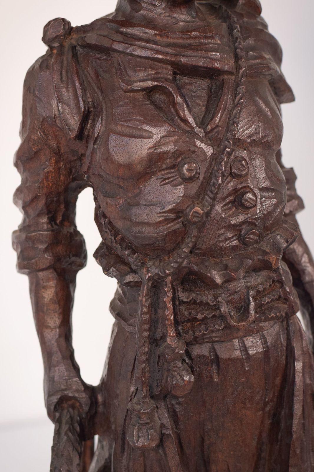 Handgesneden Houten Sculptuur Van Een Mannelijk Figuur photo vinterior