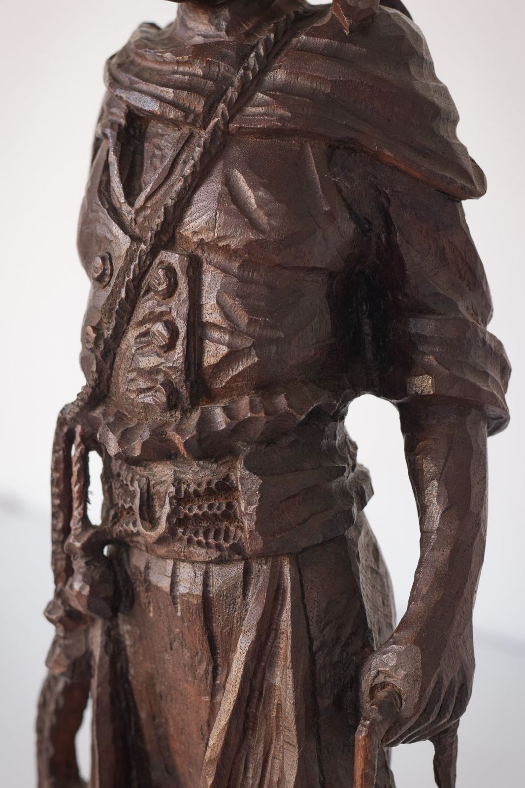 746.0 Handgesneden Houten Sculptuur Van Een Mannelijk Figuur photo