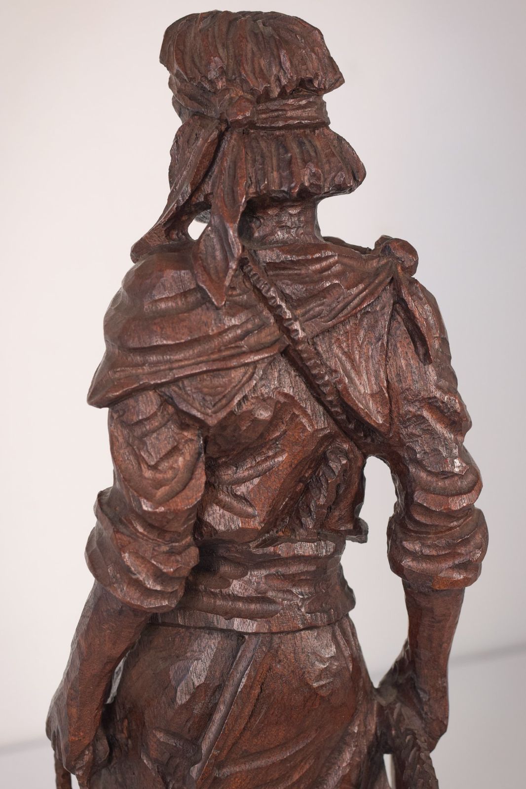 photo buy Handgesneden Houten Sculptuur Van Een Mannelijk Figuur