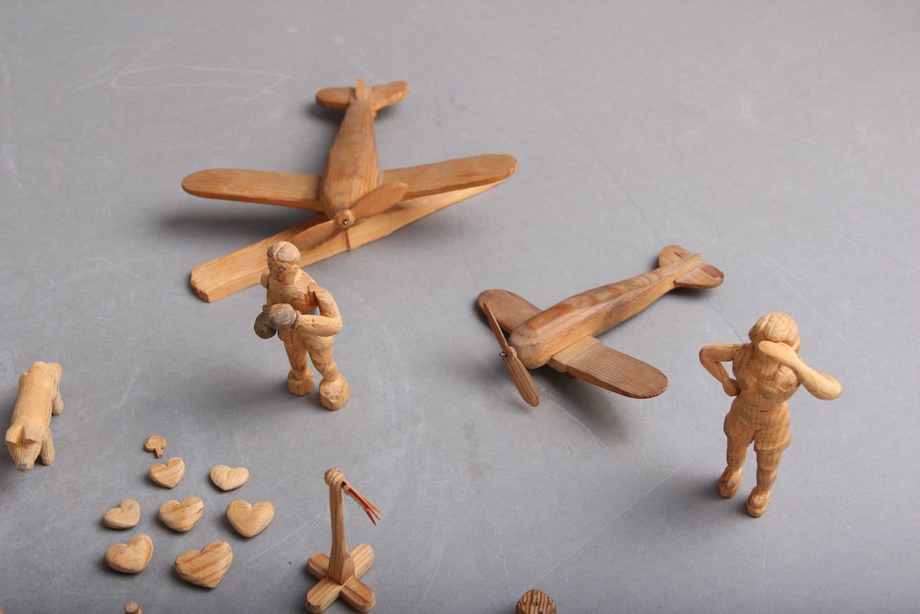 photo vinterior Wooden Figures Handcrafted By Victor Mehl (1911 1944) Produced By Danish Prisoners Of War During World War II.